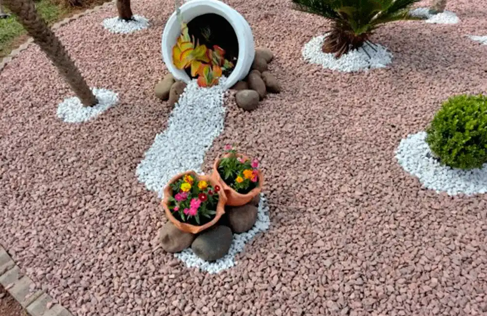 Dica rápida para o jardim: colocar pedras decorativas!
